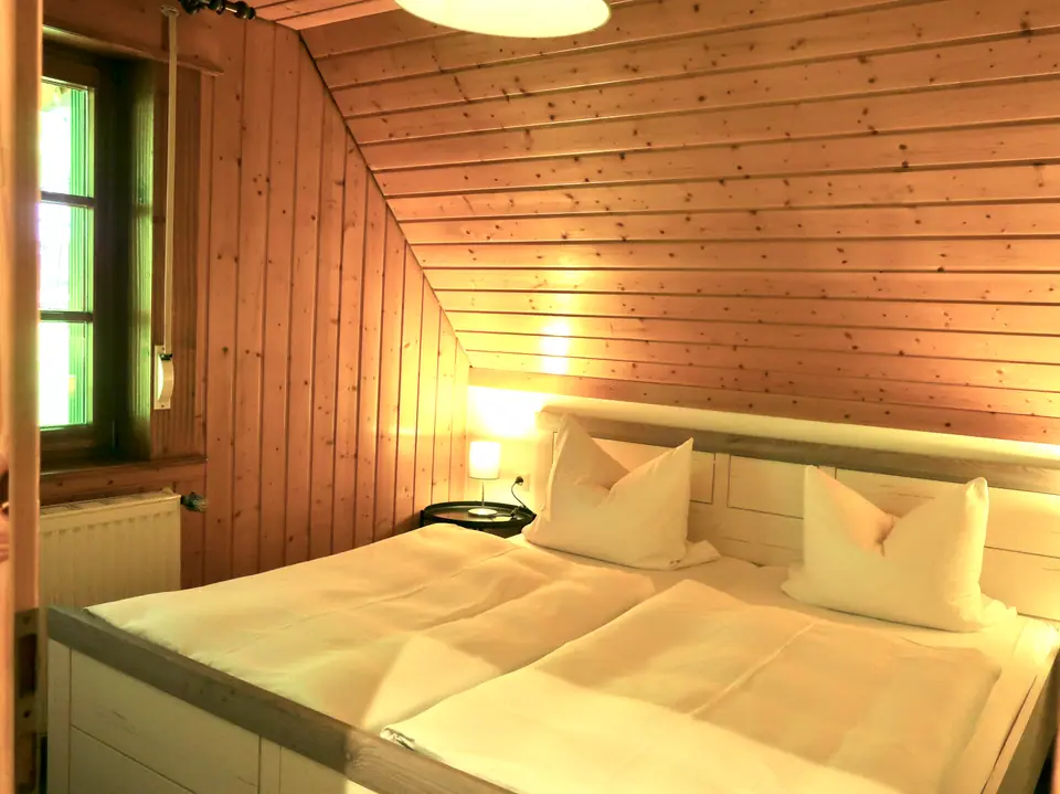 Ferienwohnung Bergseite: Schlafzimmer mit Kingsize-Doppelbett