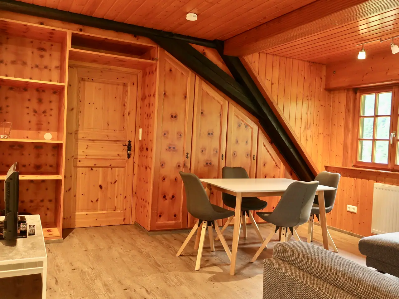 Ferienwohnung Bergseite: Wohn- und Essbereich im modernen Schwarzwaldstil mit Holzwänden