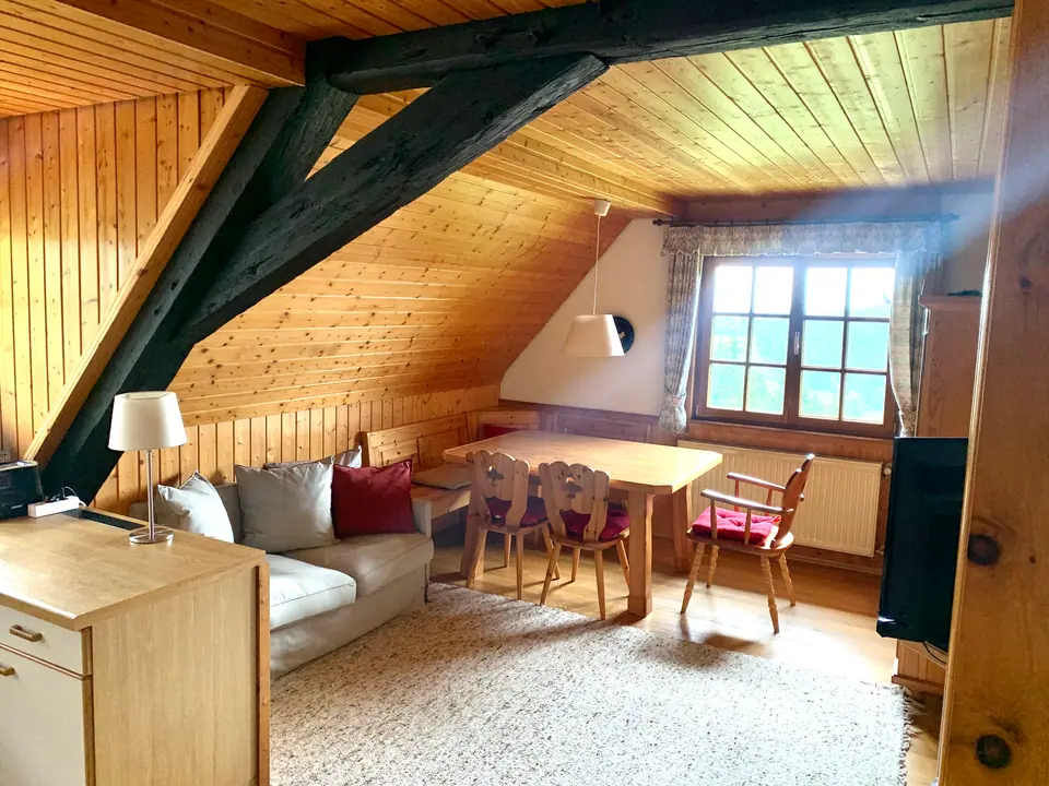 Ferienwohnung Talseite: Essbereich mit Holzbalken und Fenster