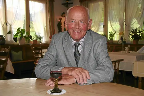 Eberhard Junghanns senior, Gründer des Schmalzerhisli, in der Gaststube